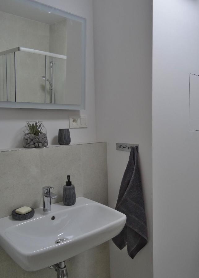 Top Urban Apartment - Free Parking, Green Energy, Modern Style Bratislava Buitenkant foto